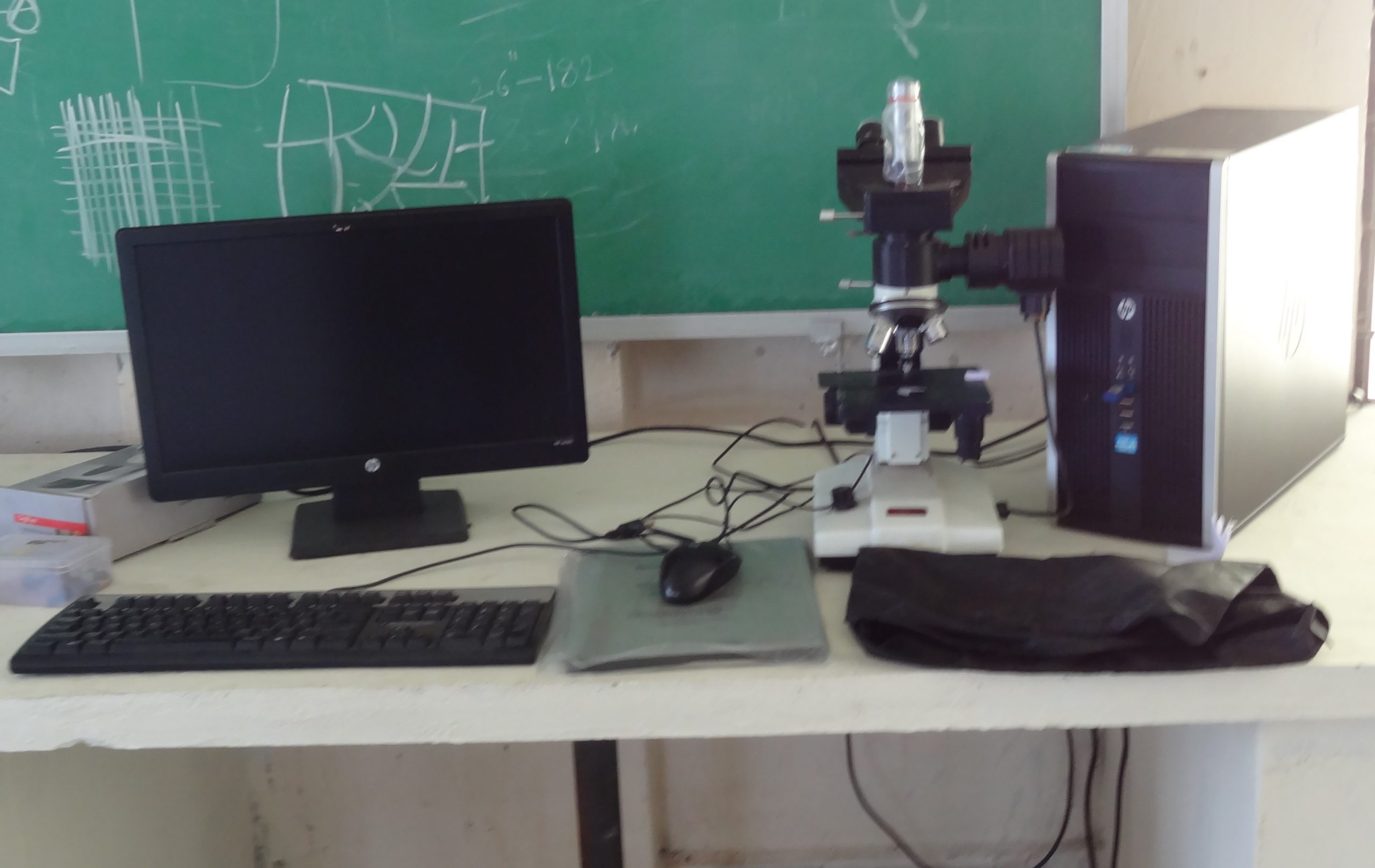 Microscope with image analyzer